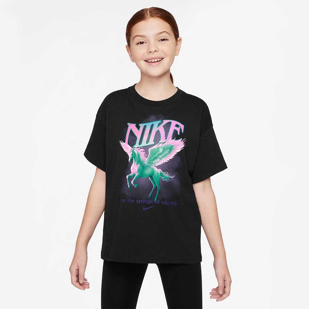 ДЕТСКА ТЕНИСКА ЗА МОМИЧЕ NIKE HV5725-010 NSW TKE FLGHT PHOTO TEE ЧЕРНА - lotus-sport.bg